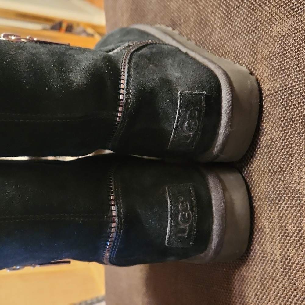 Ugg Size 7 - image 4